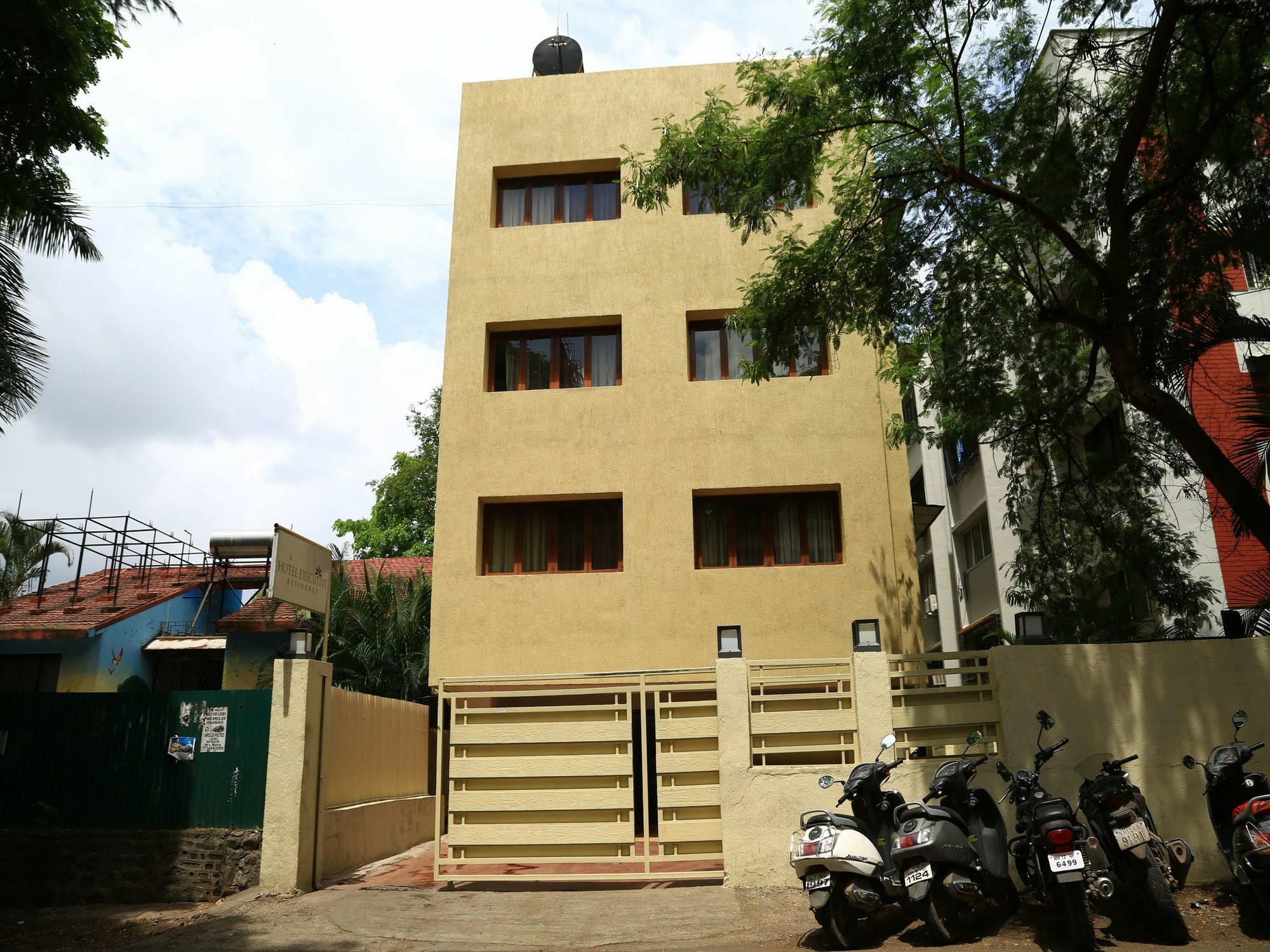 Oyo 13771 Executive Residency Hotell Pune Exteriör bild